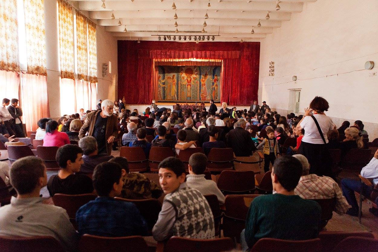 Դահլիճում ներկայացում